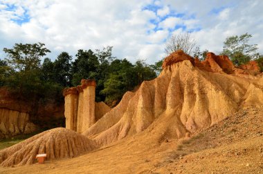 Dağlar mavi gökyüzüne karşı