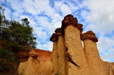 Dağlar mavi gökyüzüne karşı