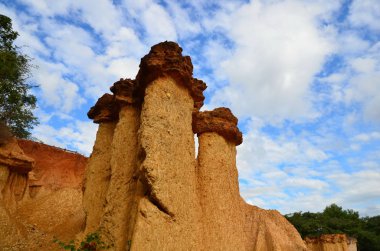 Dağlar mavi gökyüzüne karşı