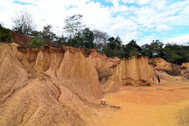 mavi gökyüzüne karşı taşlı dağlar 