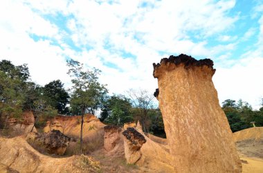 mavi gökyüzüne karşı taşlı dağlar 