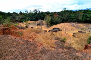 mavi gökyüzüne karşı taşlı dağlar 