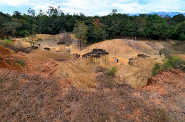 mavi gökyüzüne karşı taşlı dağlar 
