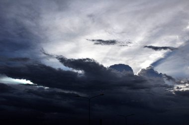 elektrik istasyonu altında mavi gökyüzü arka plan