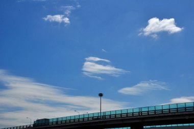 elektrik istasyonu altında mavi gökyüzü arka plan