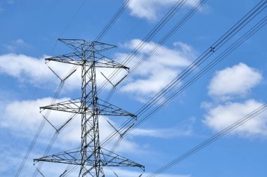 elektrik istasyonu altında mavi gökyüzü arka plan