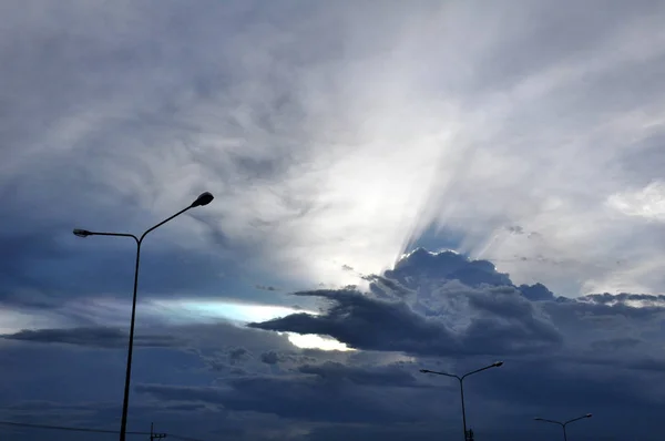 Blauer Himmel Hintergrund Unter Elektrizitätswerk — Stockfoto