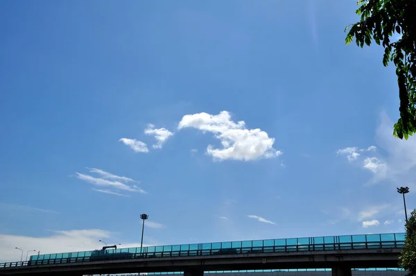 Blå Himmel Bakgrund Elstation — Stockfoto