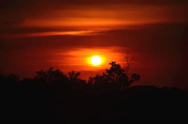 素晴らしいオレンジ色の夕日の自然の風景 — ストック写真