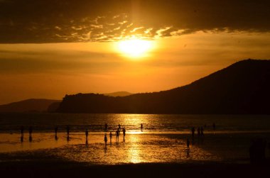 inanılmaz renkli günbatımı doğa manzara 