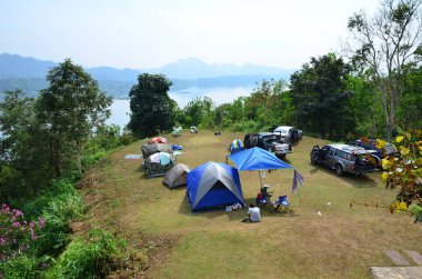 Dağlarda çadırları olan bir kamp yeri. 