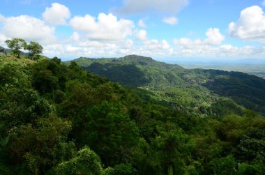 dağlar ve bulutlu gökyüzü ile doğal peyzaj