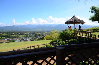 güneşli bir gün güzel dağ manzarası