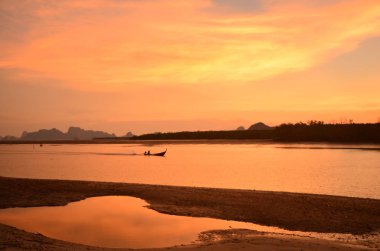 inanılmaz renkli günbatımı doğa manzara 
