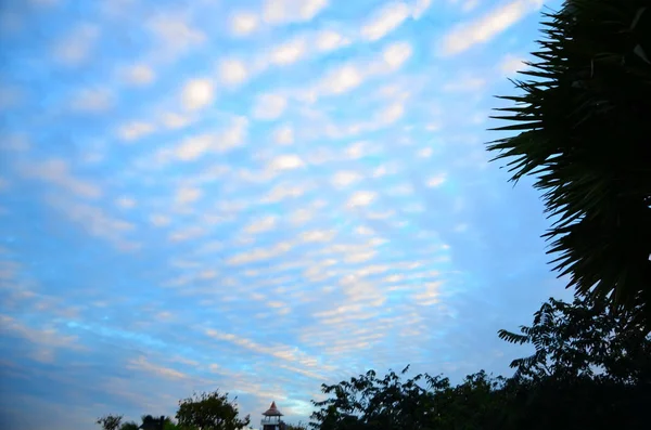 Naturlandschaft Mit Blauem Himmel Und Weißen Wolken — Stockfoto