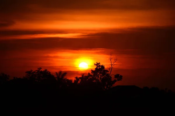 素晴らしいオレンジ色の夕日の自然の風景 — ストック写真