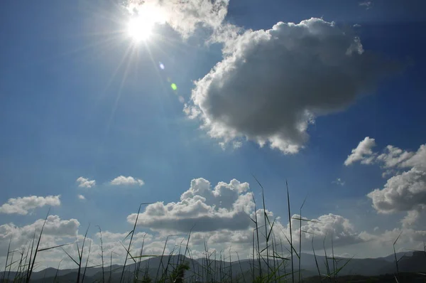 View Sun Shining Cloudy Blue Sky — Stock Photo, Image
