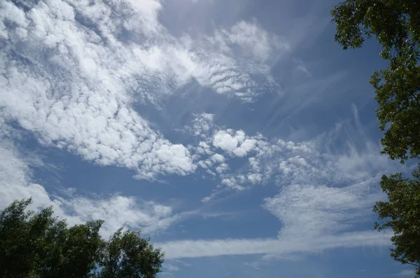 Blick Auf Die Sonne Wolkenverhangenen Blauen Himmel — Stockfoto