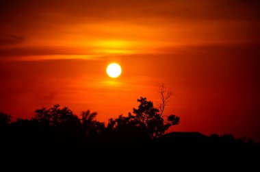 gün batımında altın sarısı gökyüzü