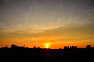 Denizin üzerinde güzel bir gün batımı