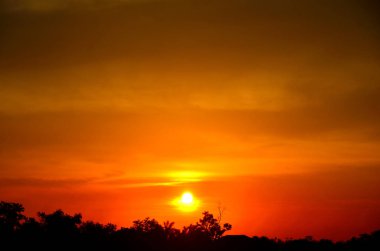 Denizin üzerinde güzel bir gün batımı