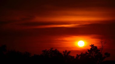 gün batımında altın sarısı gökyüzü