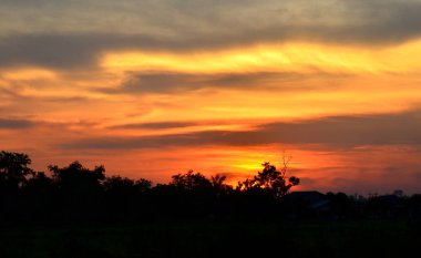 Denizin üzerinde güzel bir gün batımı