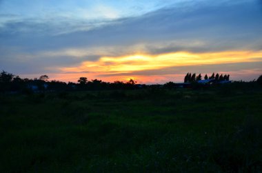 gün batımında altın sarısı gökyüzü