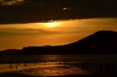 gün batımında altın sarısı gökyüzü