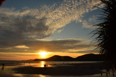 gün batımında altın sarısı gökyüzü