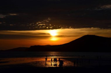 gün batımında altın sarısı gökyüzü