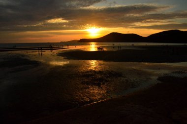 Denizin üzerinde güzel bir gün batımı