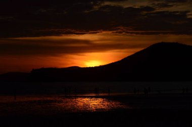 Denizin üzerinde güzel bir gün batımı