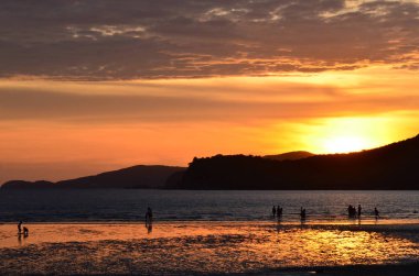 Denizin üzerinde güzel bir gün batımı