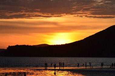 Denizin üzerinde güzel bir gün batımı