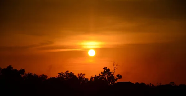 夕暮しの黄金の黄色い空 — ストック写真