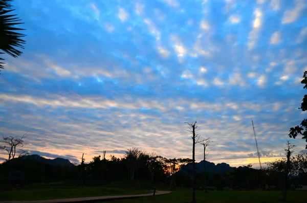 Increíble Cielo Azul Con Nubes Blancas —  Fotos de Stock