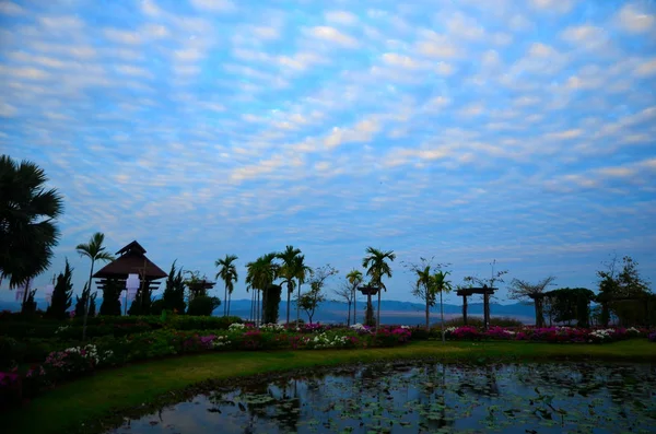 白い雲と素晴らしい青空 — ストック写真