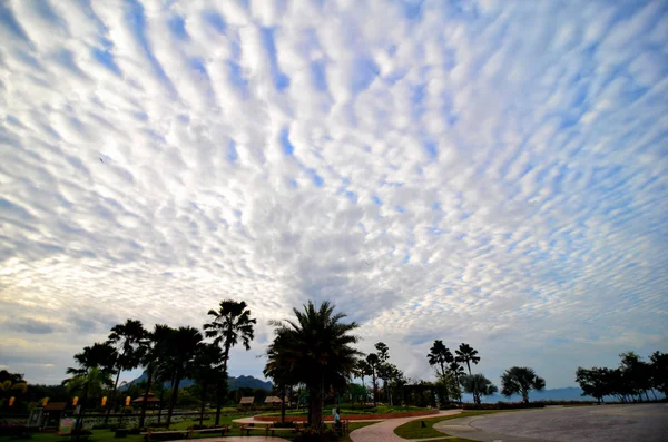 Increíble Cielo Azul Con Nubes Blancas —  Fotos de Stock