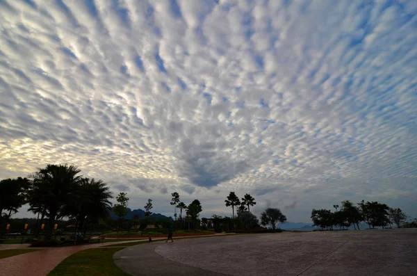 Increíble Cielo Azul Con Nubes Blancas —  Fotos de Stock