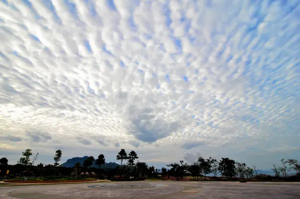 白い雲と素晴らしい青空 — ストック写真