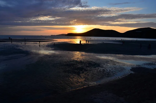 Denizin üzerinde güzel bir gün batımı