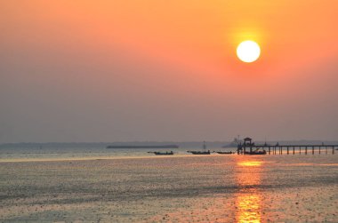 Denizin üzerinde güzel bir gün batımı