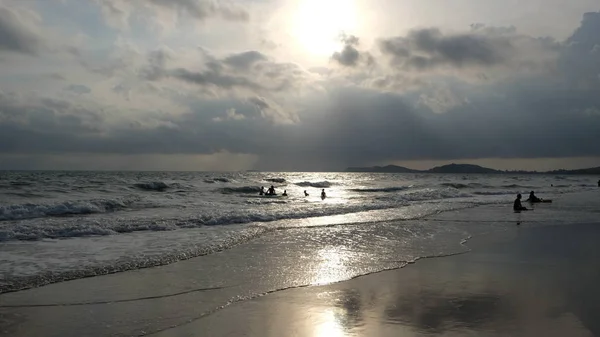 Menschen Die Sich Entspannen Und Den Sonnenuntergang Meer Genießen — Stockfoto