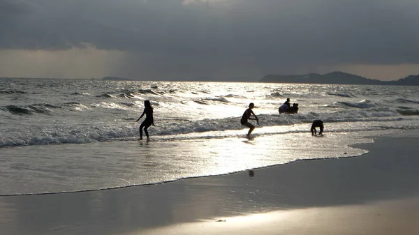 People Relaxing Enjoying Sunset Ocean Shore — Stock Photo, Image