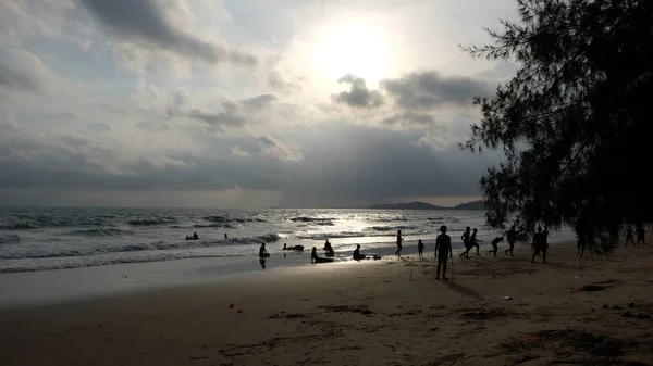 Люди Расслабляются Наслаждаются Закатом Берегу Океана — стоковое фото