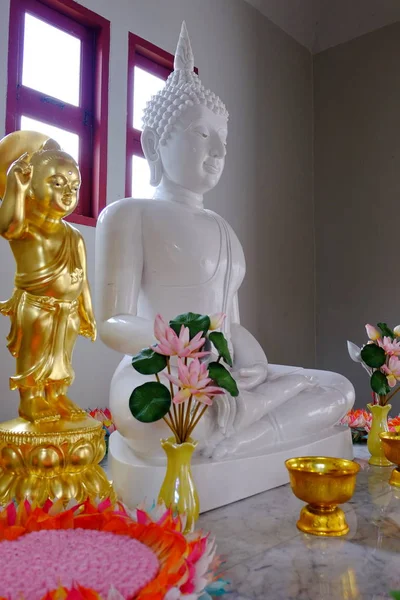 Thaitempel Und Buddha Statue Tagsüber — Stockfoto