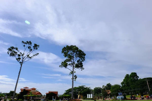 Blick Auf Die Sonne Wolkenverhangenen Blauen Himmel — Stockfoto