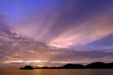 Sahilde gün batımı görünümü plaj güzel bir görüntü