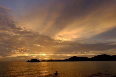 Sahilde gün batımı görünümü plaj güzel bir görüntü
